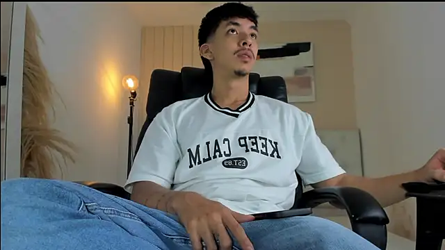 Snapshot of ISAAC_CRYSTON chatting on 12/01/25, 08:47 ISAAC CRYSTON online show from 12/01/25, 08:47