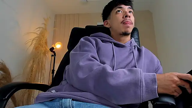 Snapshot of ISAAC_CRYSTON chatting on 12/03/25, 07:45 ISAAC CRYSTON online show from 12/03/25, 07:45