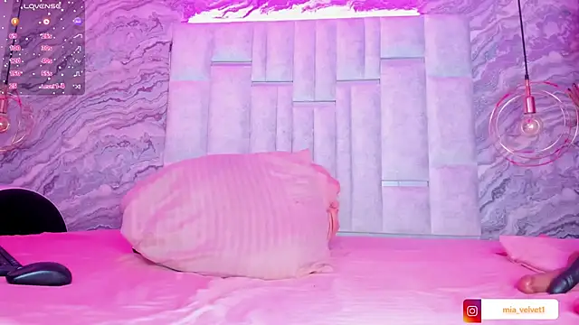 MiaVelveett online show from 11/23/25, 01:16