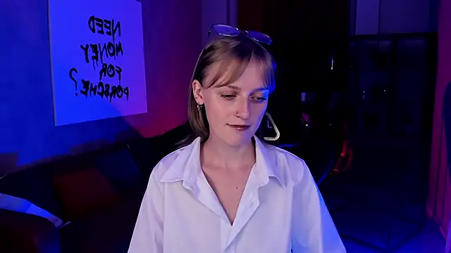 Snapshot of KiraMontoya chatting on 09/17/25, 08:32 KiraMontoya online show from 09/17/25, 08:32