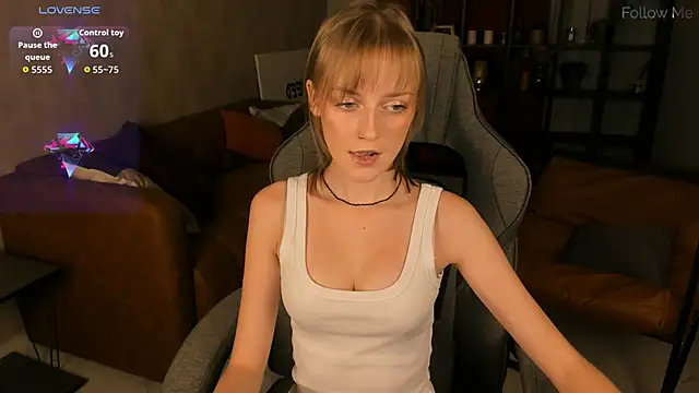 Snapshot of KiraMontoya chatting on 11/06/25, 05:25 KiraMontoya online show from 11/06/25, 05:25