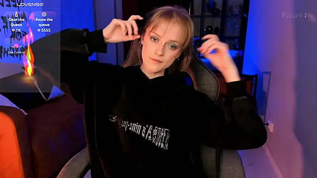 Snapshot of KiraMontoya chatting on 12/16/25, 08:36 KiraMontoya online show from 12/16/25, 08:36