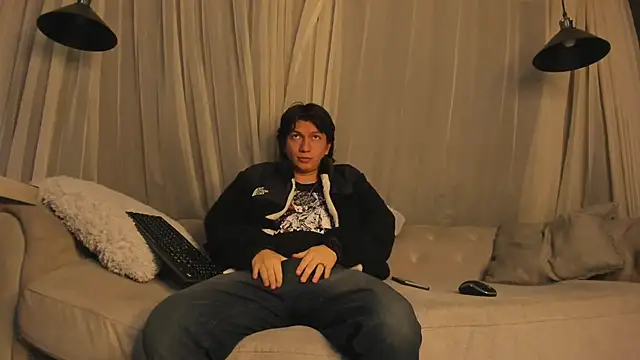 Snapshot of Golden-Boyy chatting on 03/18/25, 03:31 Golden-Boyy online show from 03/18/25, 03:31