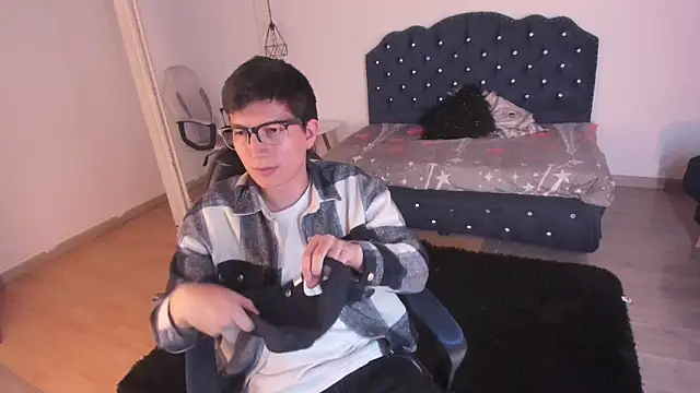 Snapshot of Golden-Boyy chatting on 09/26/25, 03:43 Golden-Boyy online show from 09/26/25, 03:43