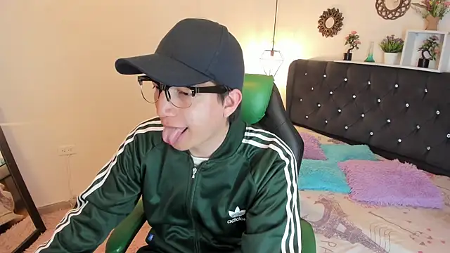 Snapshot of Golden-Boyy chatting on 10/08/25, 03:37 Golden-Boyy online show from 10/08/25, 03:37