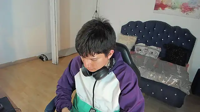 Snapshot of Golden-Boyy chatting on 10/11/25, 03:28 Golden-Boyy online show from 10/11/25, 03:28