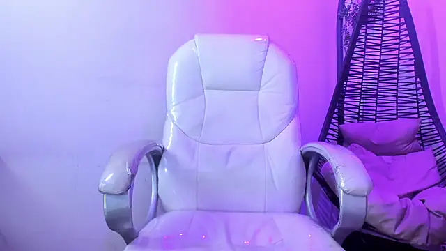 Snapshot of Golden-Boyy chatting on 10/24/25, 03:36 Golden-Boyy online show from 10/24/25, 03:36