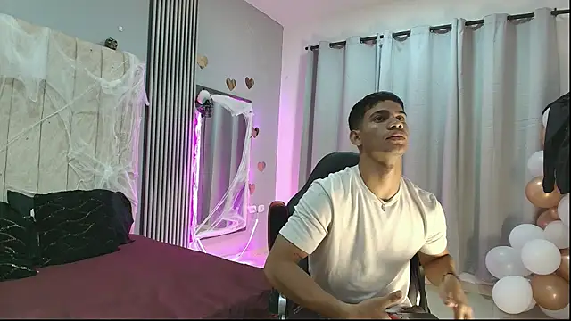 Snapshot of ANDRES_STUD chatting on 10/13/25, 04:56 ANDRES STUD online show from 10/13/25, 04:56