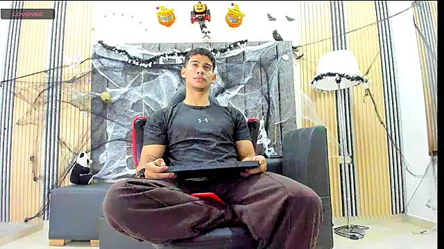 Snapshot of ANDRES_STUD chatting on 10/28/25, 04:05 ANDRES STUD online show from 10/28/25, 04:05