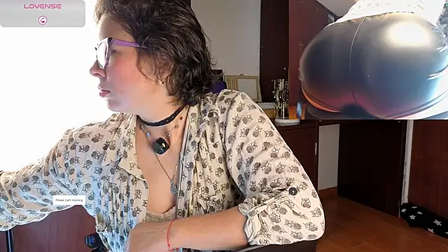 Snapshot of sophia_dumont chatting on 11/19/25, 10:21 sophia dumont online show from 11/19/25, 10:21