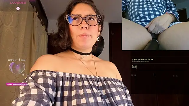 Snapshot of sophia_dumont chatting on 11/26/25, 11:06 sophia dumont online show from 11/26/25, 11:06