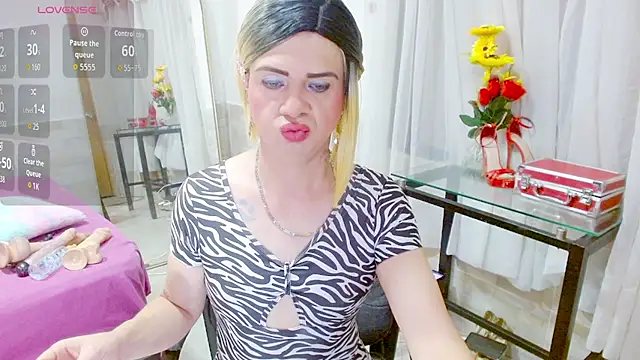 Snapshot of Dolldirtyxxx chatting on 10/31/25, 05:30 Dolldirtyxxx online show from 10/31/25, 05:30