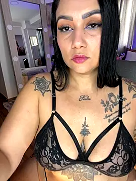 Snapshot of Madissonlove_1 chatting on 11/11/25, 01:33 Madissonlove 1 online show from 11/11/25, 01:33