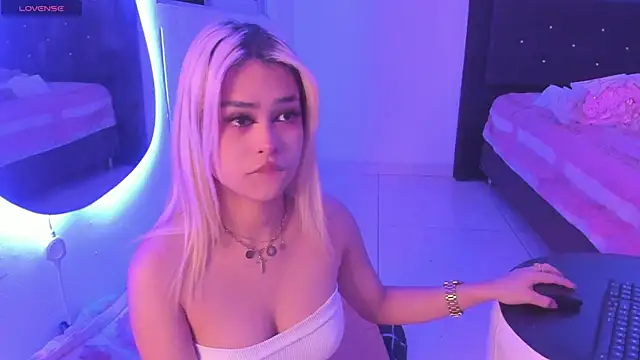 Snapshot of _Charlottequeen chatting on 02/14/25, 08:21 Charlottequeen online show from 02/14/25, 08:21