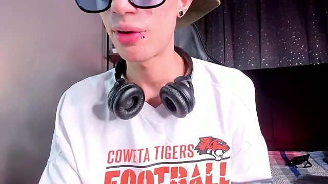 Snapshot of NovaaWheler chatting on 12/03/25, 06:17 NovaaWheler online show from 12/03/25, 06:17