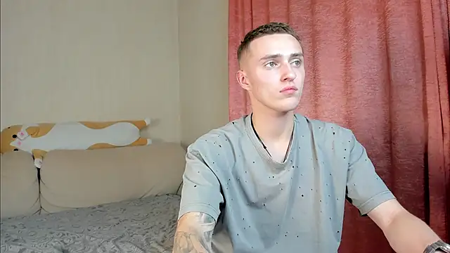 Snapshot of crazybottom99 chatting on 10/28/25, 06:21 crazybottom99 online show from 10/28/25, 06:21