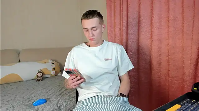 Snapshot of crazybottom99 chatting on 10/31/25, 07:48 crazybottom99 online show from 10/31/25, 07:48