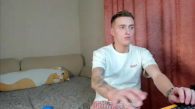 Snapshot of crazybottom99 chatting on 11/01/25, 06:32 crazybottom99 online show from 11/01/25, 06:32