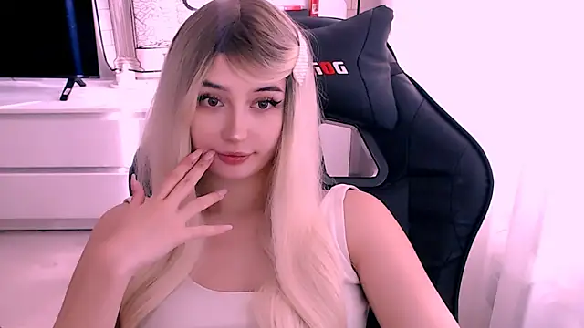 Snapshot of beauty_blonde chatting on 10/12/25, 05:50 beauty blonde online show from 10/12/25, 05:50