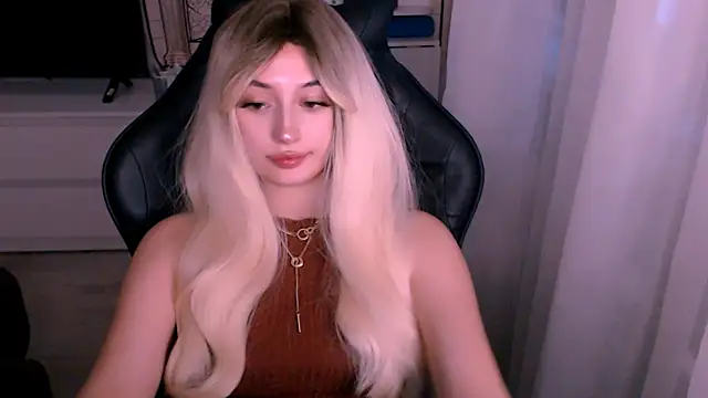 Snapshot of beauty_blonde chatting on 10/22/25, 01:06 beauty blonde online show from 10/22/25, 01:06