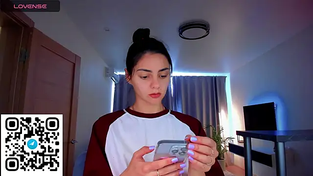 Snapshot of EmiliaZen chatting on 09/17/25, 01:02 EmiliaZen online show from 09/17/25, 01:02