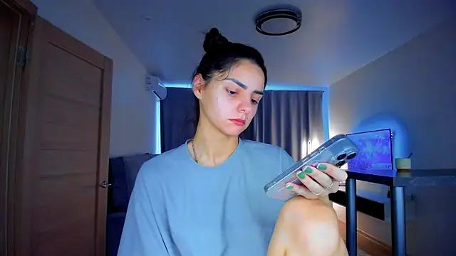 Snapshot of EmiliaZen chatting on 10/16/25, 01:01 EmiliaZen online show from 10/16/25, 01:01