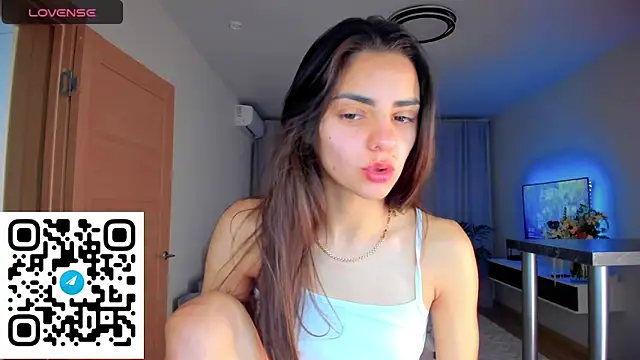 Snapshot of EmiliaZen chatting on 10/27/25, 05:39 EmiliaZen online show from 10/27/25, 05:39