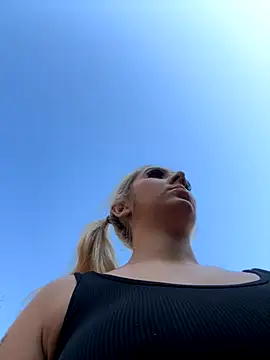 Snapshot of hotamanda01 chatting on 11/23/25, 12:27 hotamanda01 online show from 11/23/25, 12:27