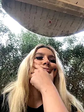 Snapshot of hotamanda01 chatting on 11/28/25, 01:03 hotamanda01 online show from 11/28/25, 01:03