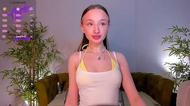 Snapshot of miiss__lulu chatting on 05/19/26, 01:56 miiss lulu online show from 05/19/26, 01:56
