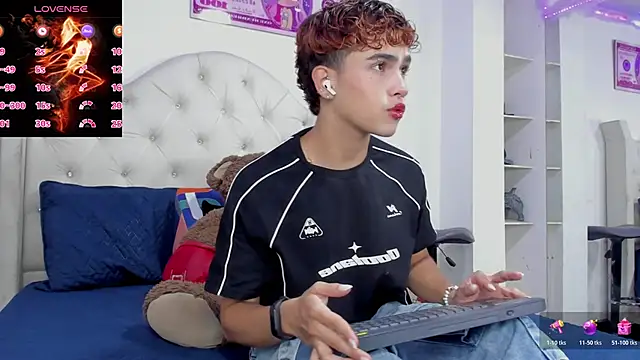 Snapshot of Aiiden_15 chatting on 10/30/25, 06:30 Aiiden 15 online show from 10/30/25, 06:30