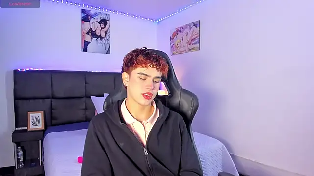 Snapshot of Aiiden_15 chatting on 11/13/25, 12:37 Aiiden 15 online show from 11/13/25, 12:37