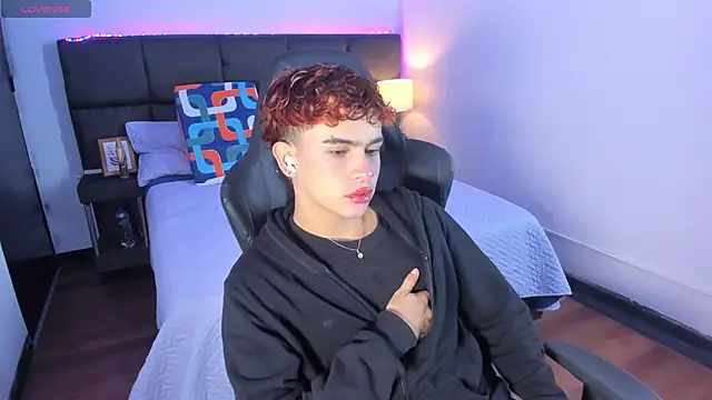 Snapshot of Aiiden_15 chatting on 11/18/25, 12:42 Aiiden 15 online show from 11/18/25, 12:42