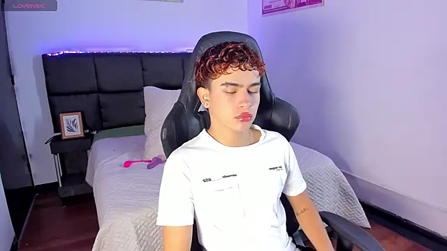 Snapshot of Aiiden_15 chatting on 11/25/25, 01:00 Aiiden 15 online show from 11/25/25, 01:00