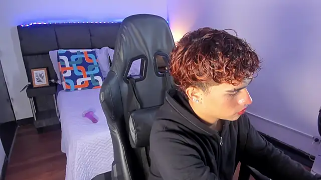 Snapshot of Aiiden_15 chatting on 12/02/25, 12:54 Aiiden 15 online show from 12/02/25, 12:54