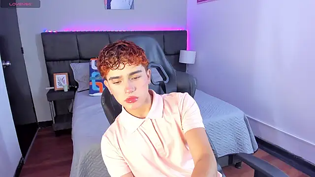 Snapshot of Aiiden_15 chatting on 12/15/25, 12:42 Aiiden 15 online show from 12/15/25, 12:42