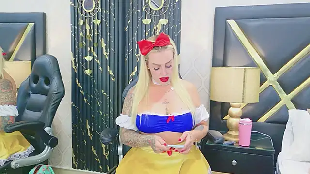Snapshot of SophieWinsloow chatting on 04/17/26, 12:41 SophieWinsloow online show from 04/17/26, 12:41