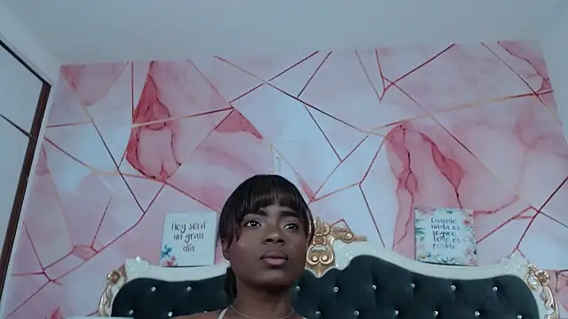 Snapshot of LindaBird chatting on 11/02/25, 01:24 LindaBird online show from 11/02/25, 01:24