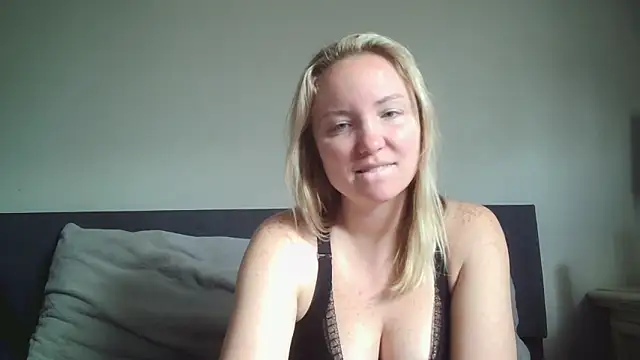 Snapshot of sexiirose22 chatting on 03/23/26, 04:00 sexiirose22 online show from 03/23/26, 04:00