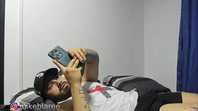 Snapshot of mikeblaree chatting on 10/30/25, 03:24 mikeblaree online show from 10/30/25, 03:24