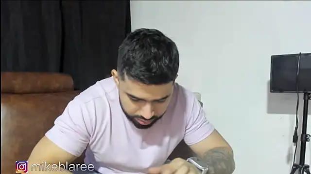 Snapshot of mikeblaree chatting on 11/17/25, 04:57 mikeblaree online show from 11/17/25, 04:57