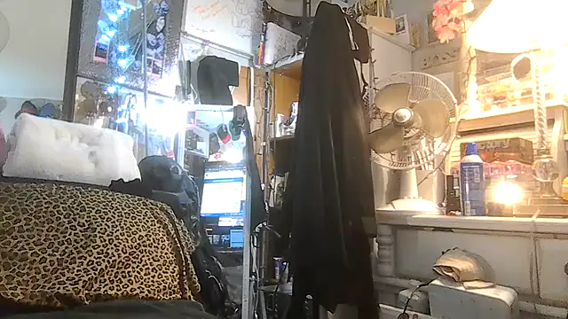 Snapshot of ShysluutGia chatting on 10/07/25, 09:28 ShysluutGia online show from 10/07/25, 09:28