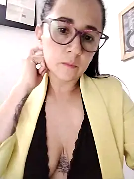 Snapshot of Alanna_11 chatting on 03/06/25, 01:48 Alanna 11 online show from 03/06/25, 01:48