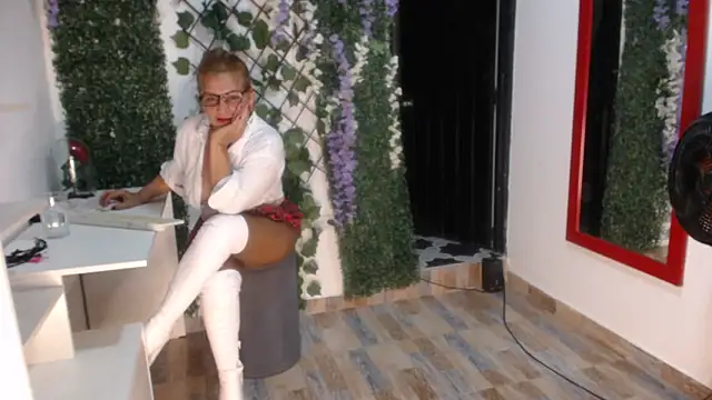 StephyJones1 online show from 09/25/25, 09:18