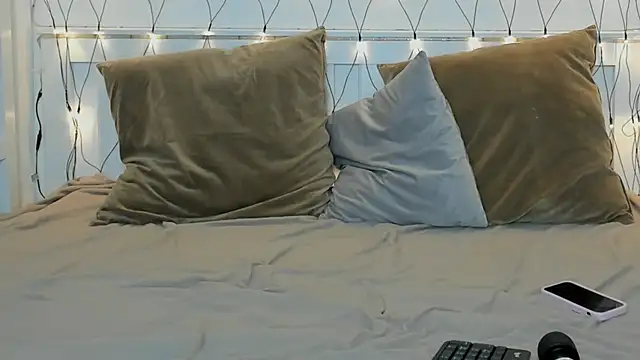 Snapshot of EmilyEclair chatting on 02/24/25, 05:09 EmilyEclair online show from 02/24/25, 05:09