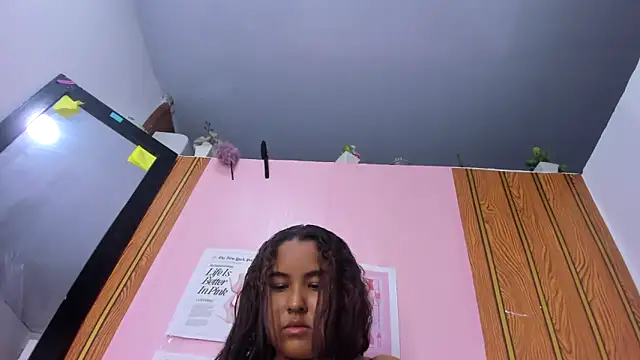 Snapshot of camilagreeco chatting on 09/21/25, 02:40 camilagreeco online show from 09/21/25, 02:40