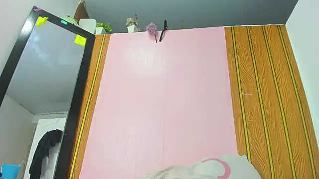 Snapshot of camilagreeco chatting on 10/05/25, 02:37 camilagreeco online show from 10/05/25, 02:37