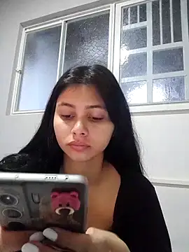 Snapshot of CHLOE_ISABELL chatting on 09/18/25, 05:15 CHLOE ISABELL online show from 09/18/25, 05:15