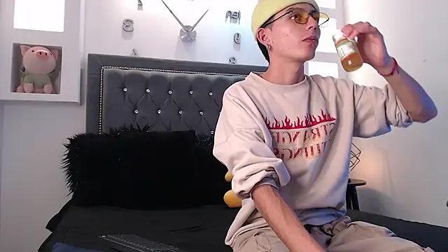 Snapshot of MaikyCooper chatting on 03/05/25, 04:34 MaikyCooper online show from 03/05/25, 04:34