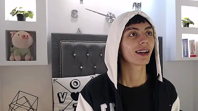 Snapshot of MaikyCooper chatting on 03/18/25, 05:52 MaikyCooper online show from 03/18/25, 05:52